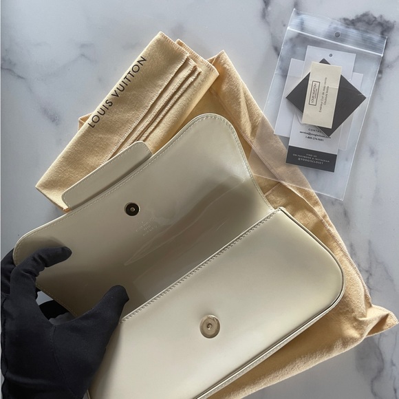 Louis Vuitton Blanc Corail Sobe Patent Leather Clutch - Picture 8 of 11